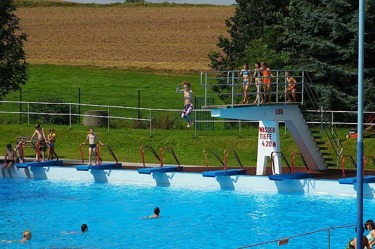 Badende im Freibad