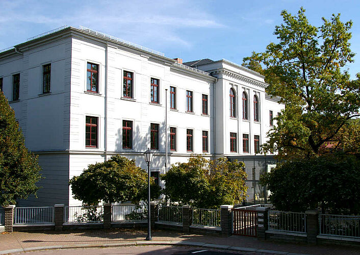 Schule mit klassizistischer Fassade