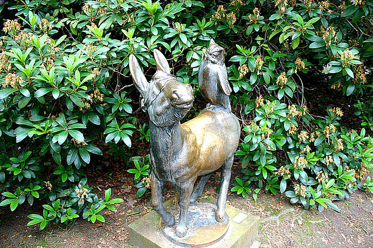 Fabelfigur Esel als Bronzestatue