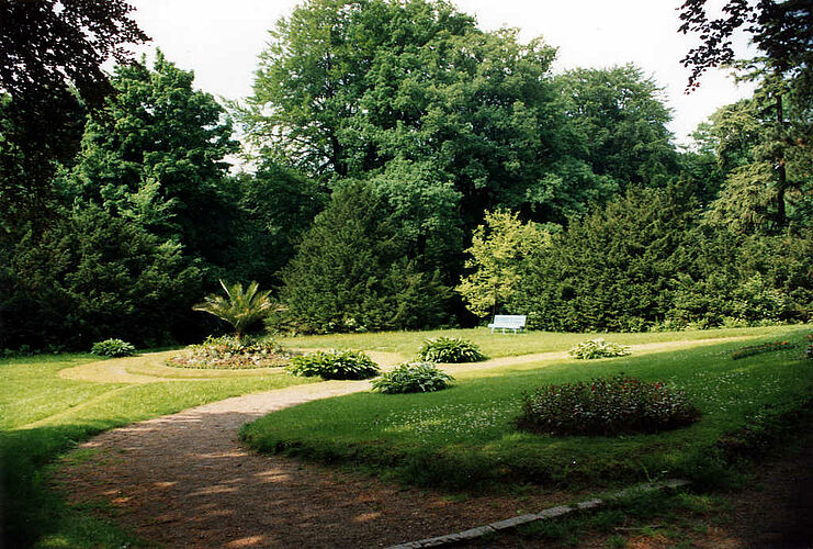 Bepflanztes Rondell im Park