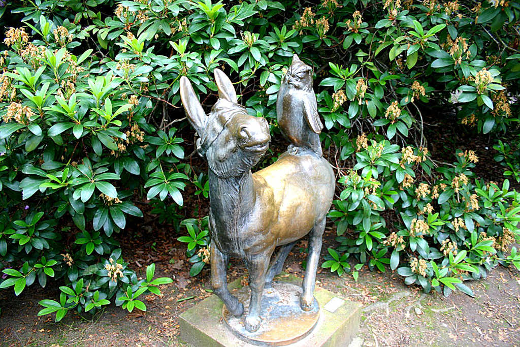 Fabelfigur Esel als Bronzestatue